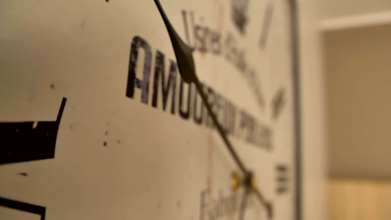 색 벽 시계에 있는 로마 숫자