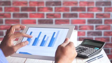 analizando los datos financieros en una tableta