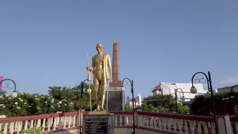 una vista de cerca de una estatua de mahatma gandhi conocida como el 'padre de la nación' de la india contra el cielo azul en el paisaje urbano de mysuru en resolución 4k.