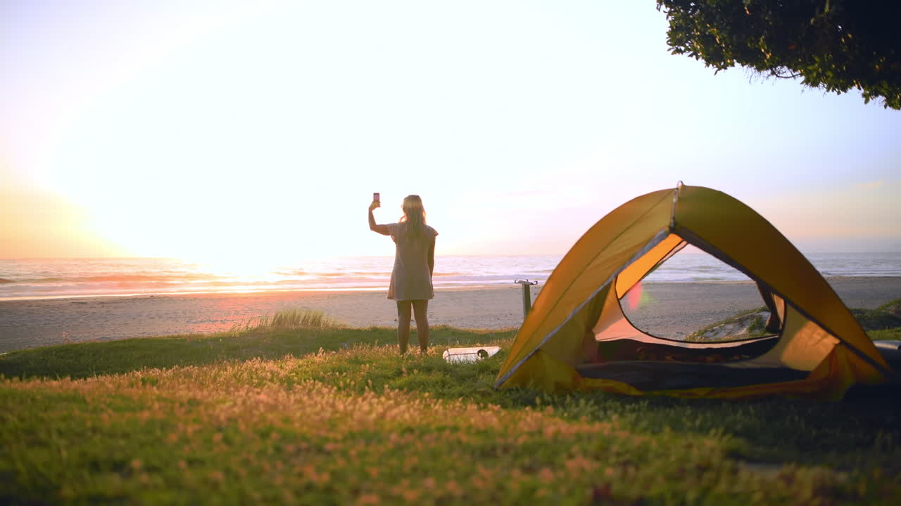 인식 할 수 없는 여성이 사진을 찍고 있습니다.