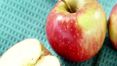 Red-apples-on-napkin