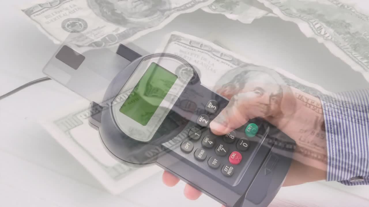Animazione di banconote in dollari che fluttuano sulla mano di un uomo caucasico che tiene un terminale di pagamento.