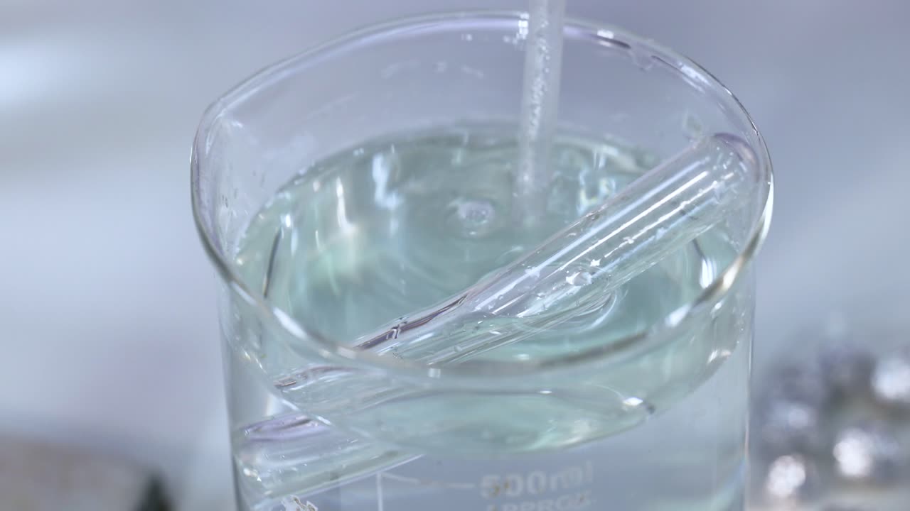 과 산을 가진 컵에서 화학 반응