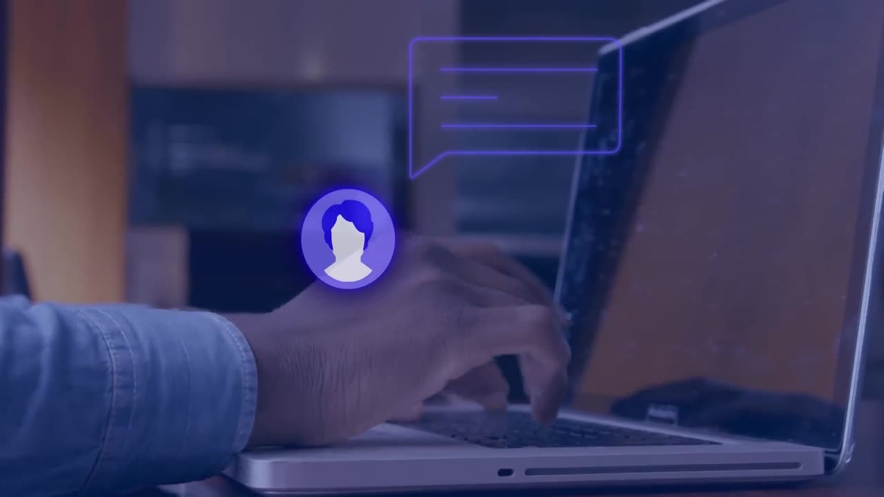 animación de iconos de redes sociales y procesamiento de datos sobre el hombre usando computadora.