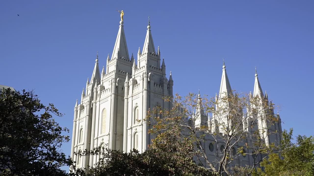 el templo de los santos de los últimos días de salt lake city en un brillante día de verano