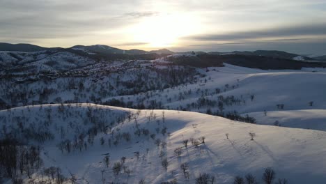 Puesta-De-Sol-O-Amanecer-En-La-Montaña-Cubierta-De-Nieve