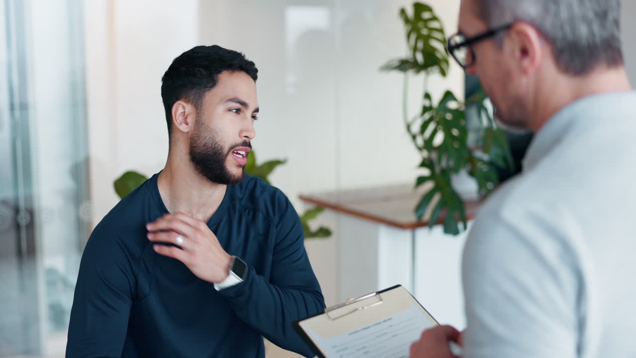 hombre, fisioterapeuta y consulta para el hombro