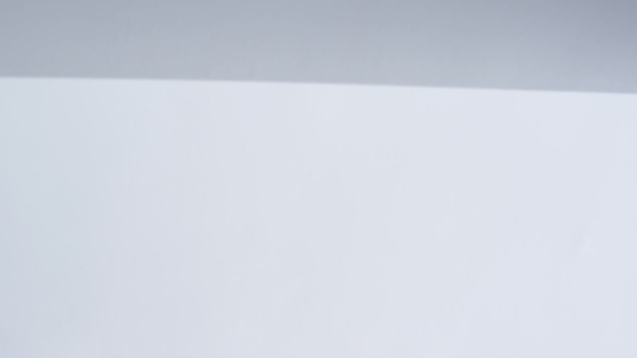 retrato de una enfermera sonriente de pie con las manos en la cadera