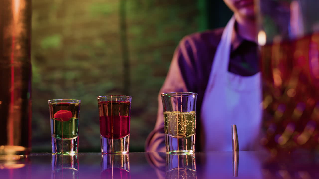 을 준비하는 바텐더