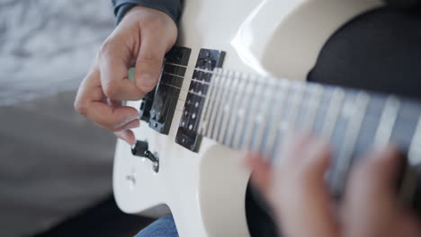 Primer-Plano-Del-Hombre-Practicando-Tocar-Una-Guitarra-Eléctrica