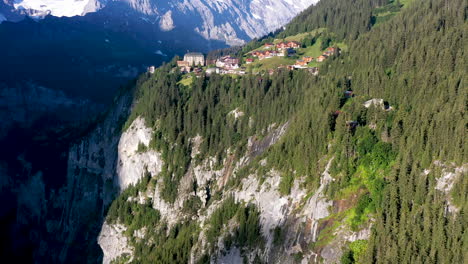 Toma-Cinematográfica-De-Drones-De-Murren,-En-La-Cima-Del-Valle-De-Lauterbrunnen,-Región-De-Jungfrau-En-Suiza