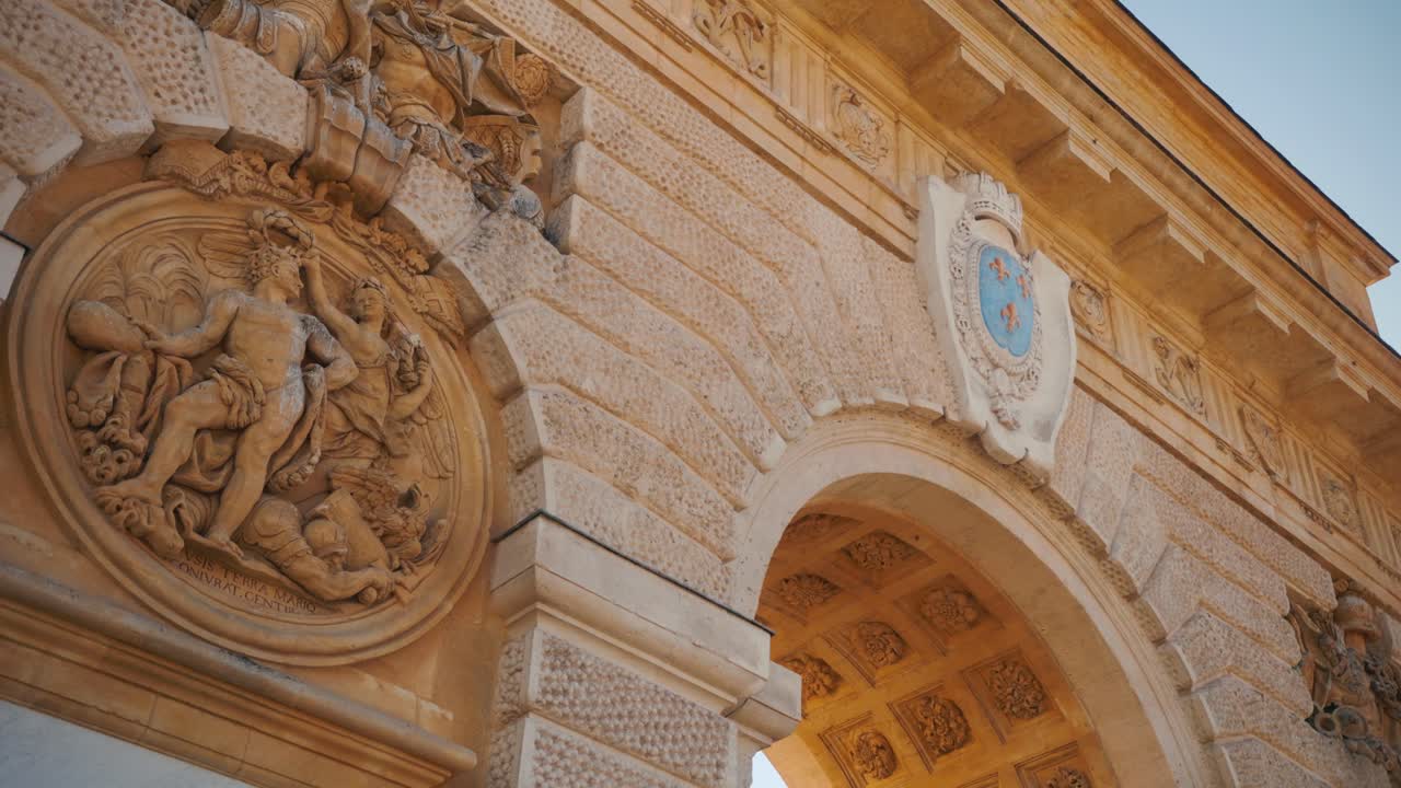 Detalhe de arco de pedra ornamentado com relevo esculpido