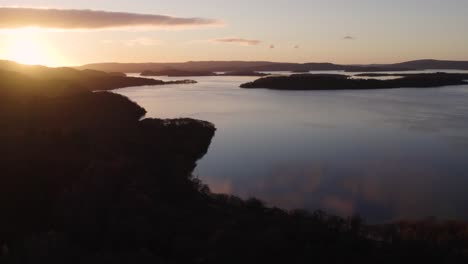 Amanecer-Sobre-Loch-Lomond-Y-El-Lago-Lomond-Más-Amplio-Y-El-Parque-Nacional-Trossachs-En-Escocia-En-Otoño