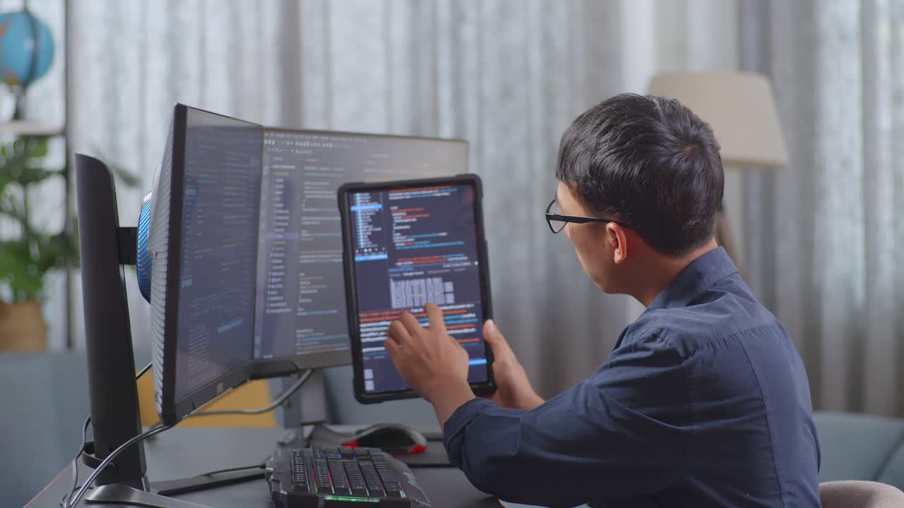 programador trabajando en código