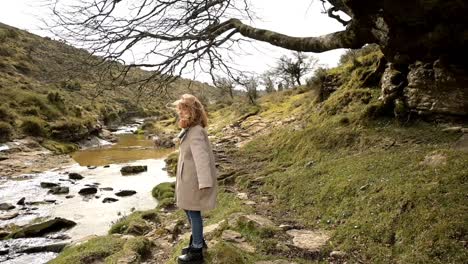 Chica-Rubia-Contemplando-El-Río