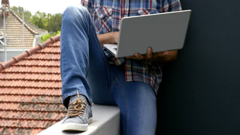Hombre usando la computadora