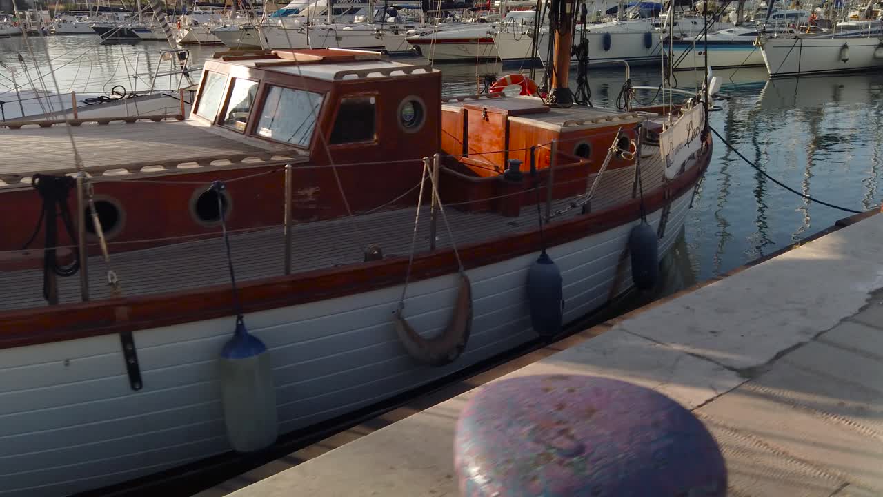 un viejo velero clásico anclado en el puerto de palermo, sicilia