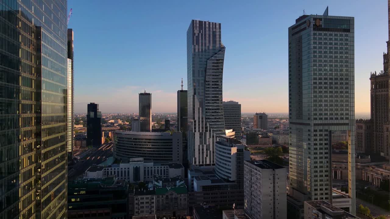 Skyline di Varsavia con Złota 44 all'ora d'oro in 4K
