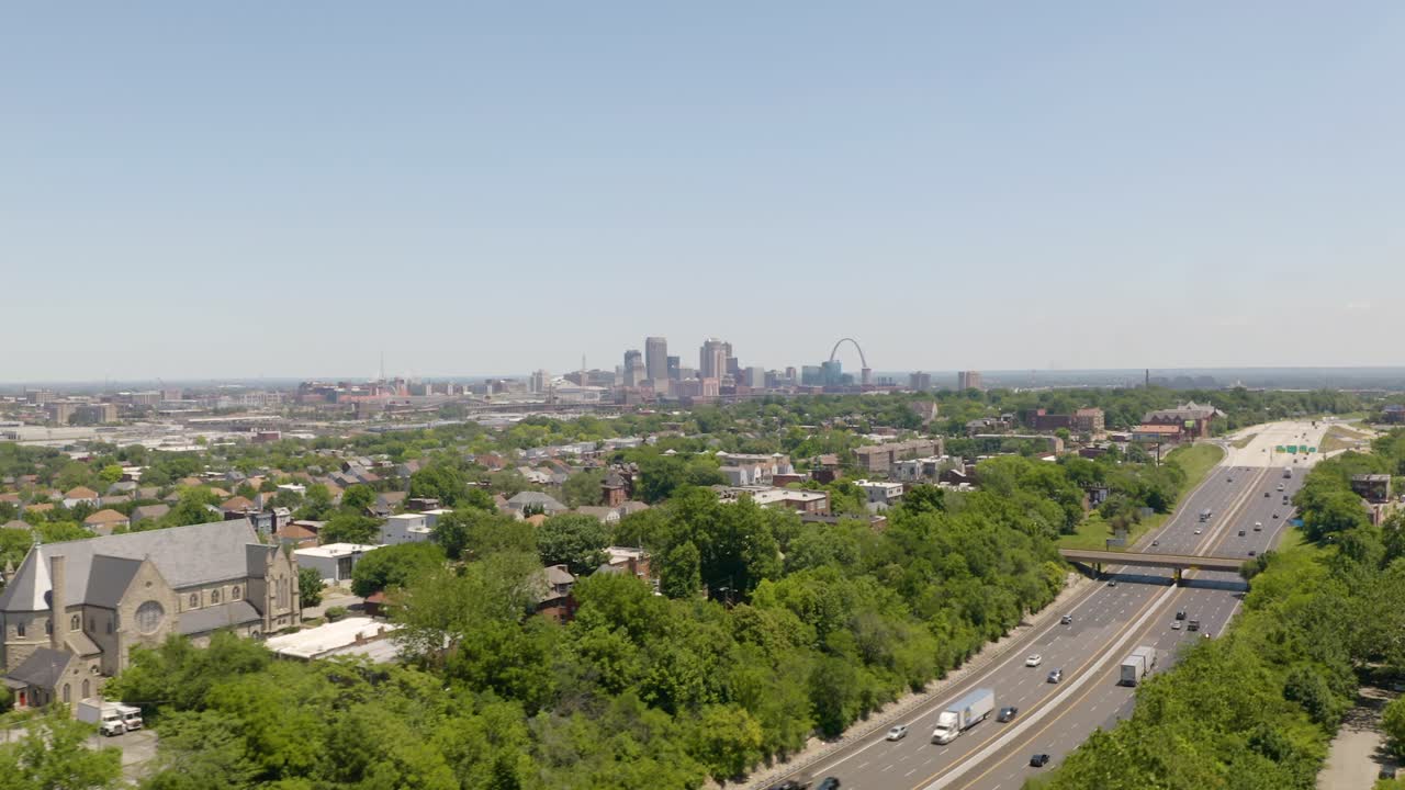 고속도로, 중서부 도시를 배경으로 운전하는 자동차의 영화 공중 샷