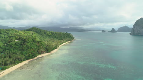 vista aérea de una isla tropical en palawan, filipinas y su playa blanca