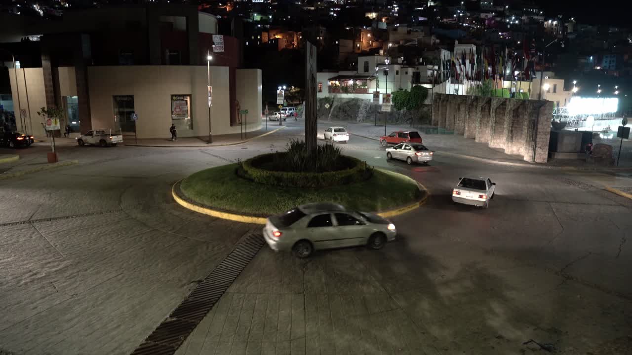 tráfico conduciendo alrededor de la rotonda