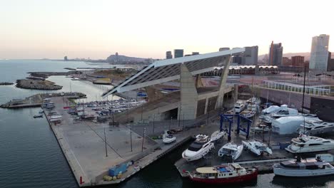 Toma-Aérea-De-Drones-De-Los-Paneles-Solares-Del-Parque-Del-Foro-En-Barcelona-Al-Atardecer