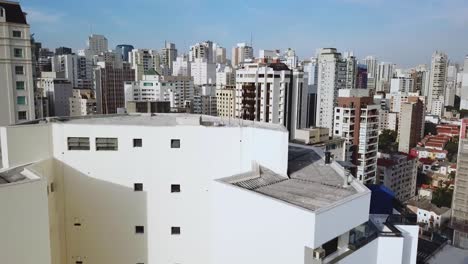 vuelo aéreo del centro de la ciudad por la tarde, grandes edificios y tráfico