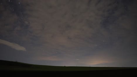 Hermoso-Lapso-De-Tiempo-De-Nubes-Y-Estrellas-En-La-Noche---Tiro-De-ángulo-Bajo