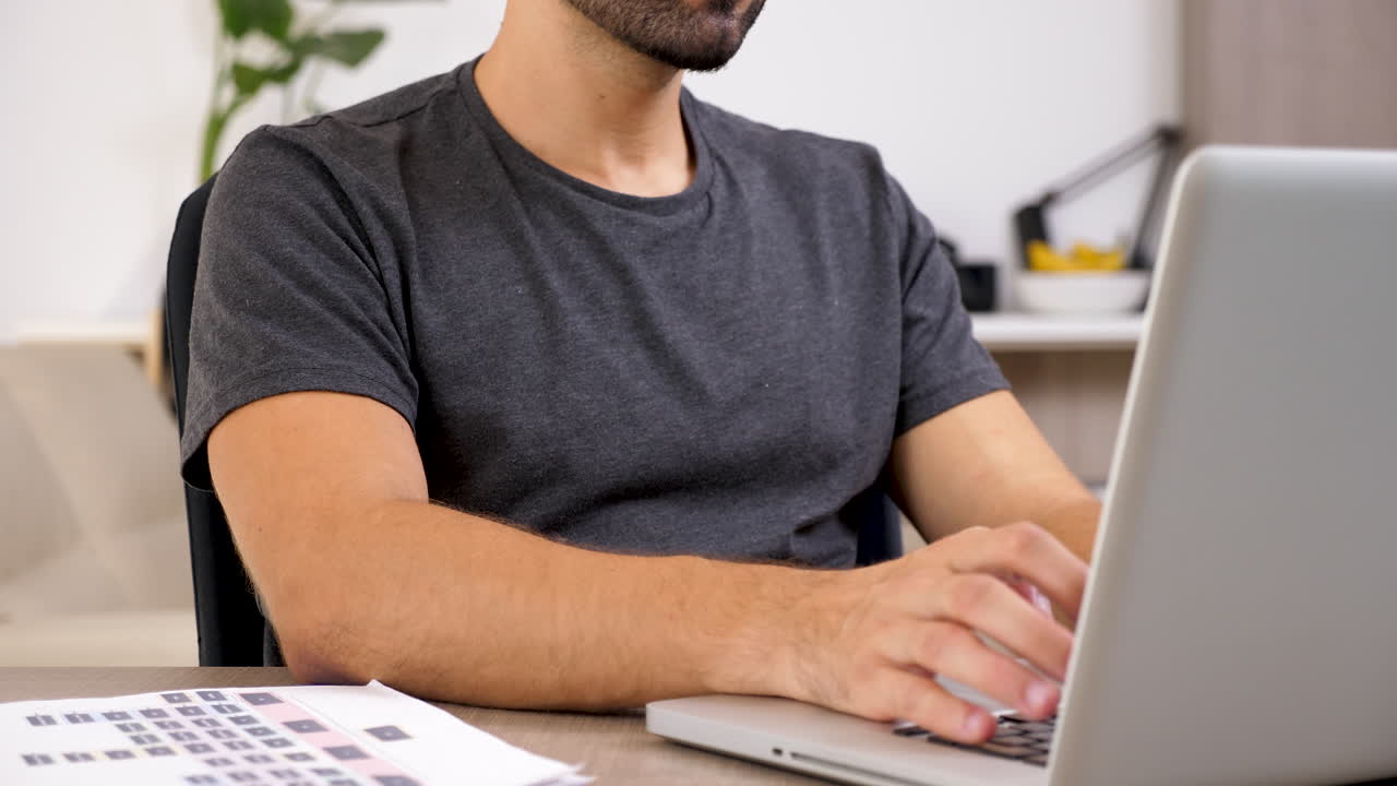 hombre trabajando en una computadora portátil en el escritorio