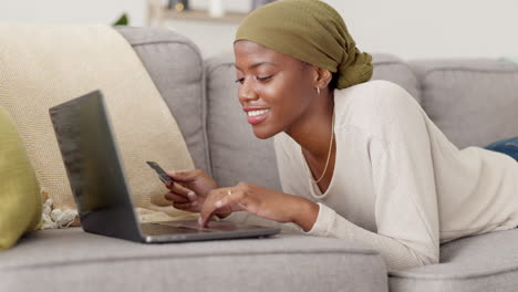 Computadora-Portátil,-Tarjeta-De-Crédito-Y-Mujer-Negra-En-Línea