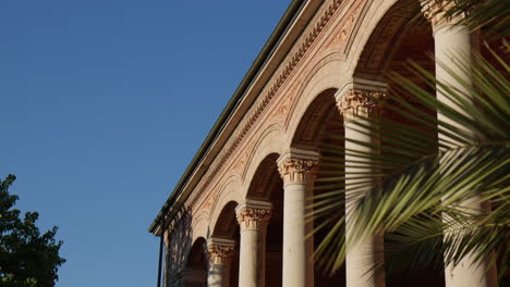 Una-Vista-De-Las-Columnas-De-Trinkhalle-En-La-Ciudad-Balneario-De-Baden-Baden,-Alemania---Primer-Plano