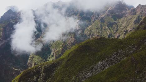 Drohnenansicht-Auf-Bewölkte-Berge-Auf-Madeira,-Pico-Ruivo