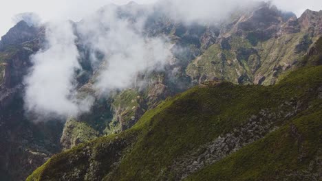 vista de drones en montañas nubladas en madeira, pico ruivo