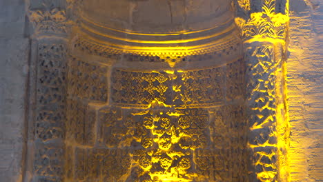 vemos la magnífica mampostería del mihrab del cielo, que es uno de los dos mihrabs en la tumba de siti radviyye