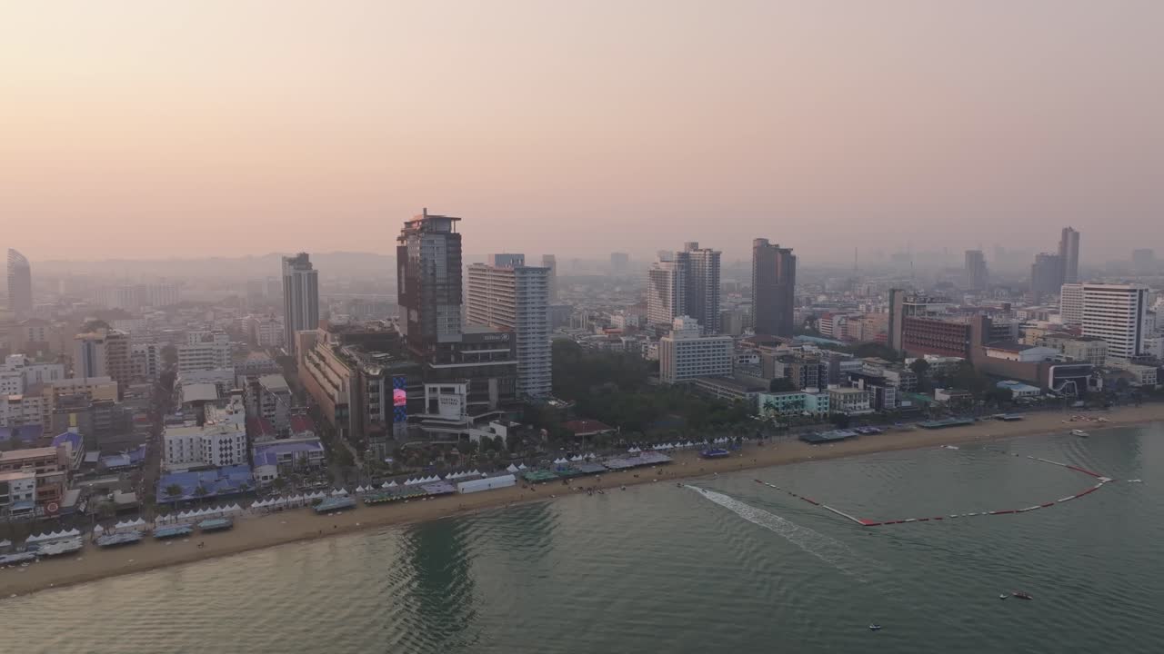 Alba serena sul panorama urbano di Pattaya e sul mare blu tranquillo, Thailandia