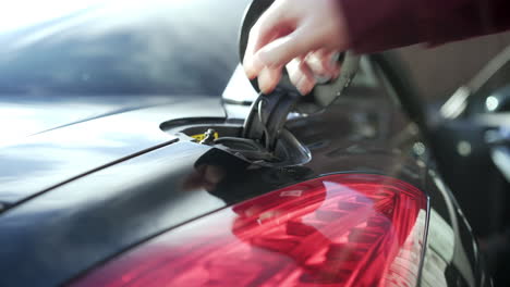 tapón de llenado de gas cerrado soleado y negro