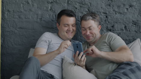 dos hombres mirando un teléfono
