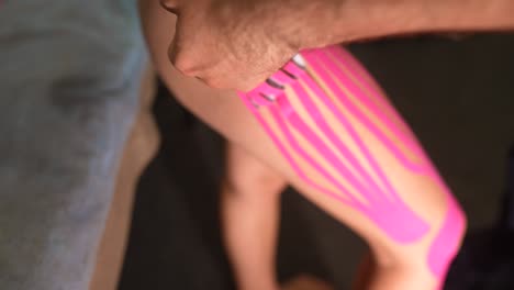 aplicación de cinta kinesio en la pierna