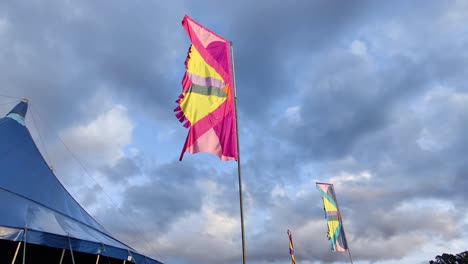 banderas del festival ondeando en el viento en el festival de camiones 2023