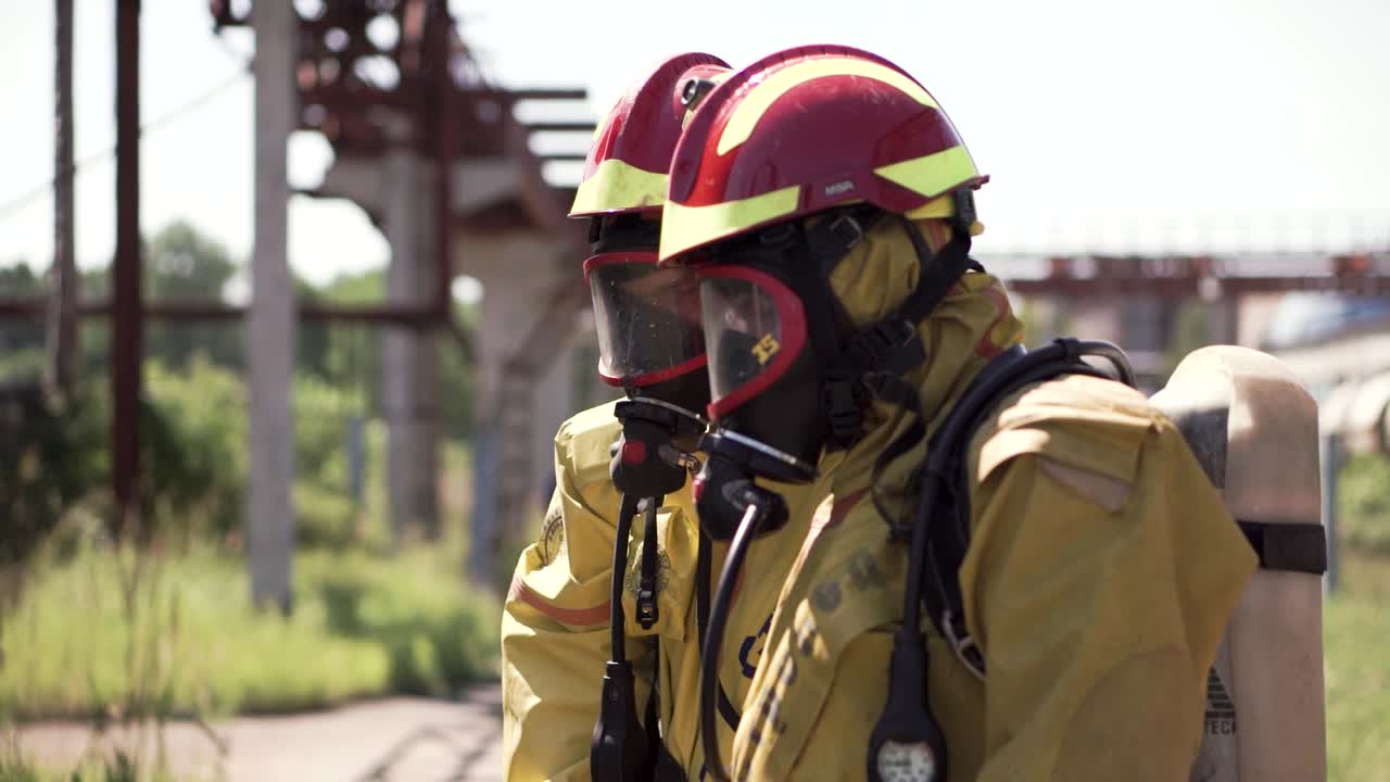 bomberos con equipo de protección