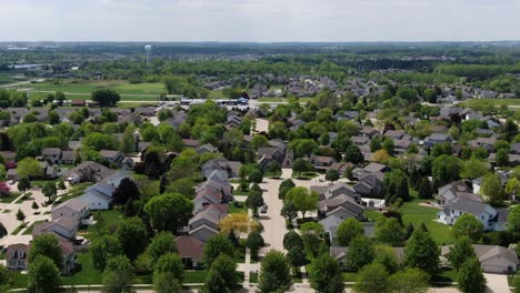 Zoomed-in-aerial-shot-of-beautiful-neighborhood-of-residential-homes-Wisconsin,-sunny-day