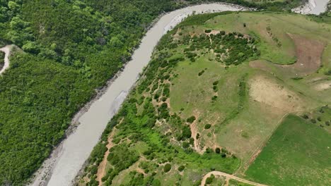 Verschmutzter-Fluss,-Der-Durch-Ein-Natürliches-Flussbett-Fließt