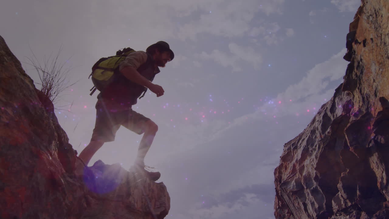 Escursionista uomo che attraversa un varco roccioso in un canyon, con icone animate di mappe tecnologiche, zaino e bagliore dell'obiettivo