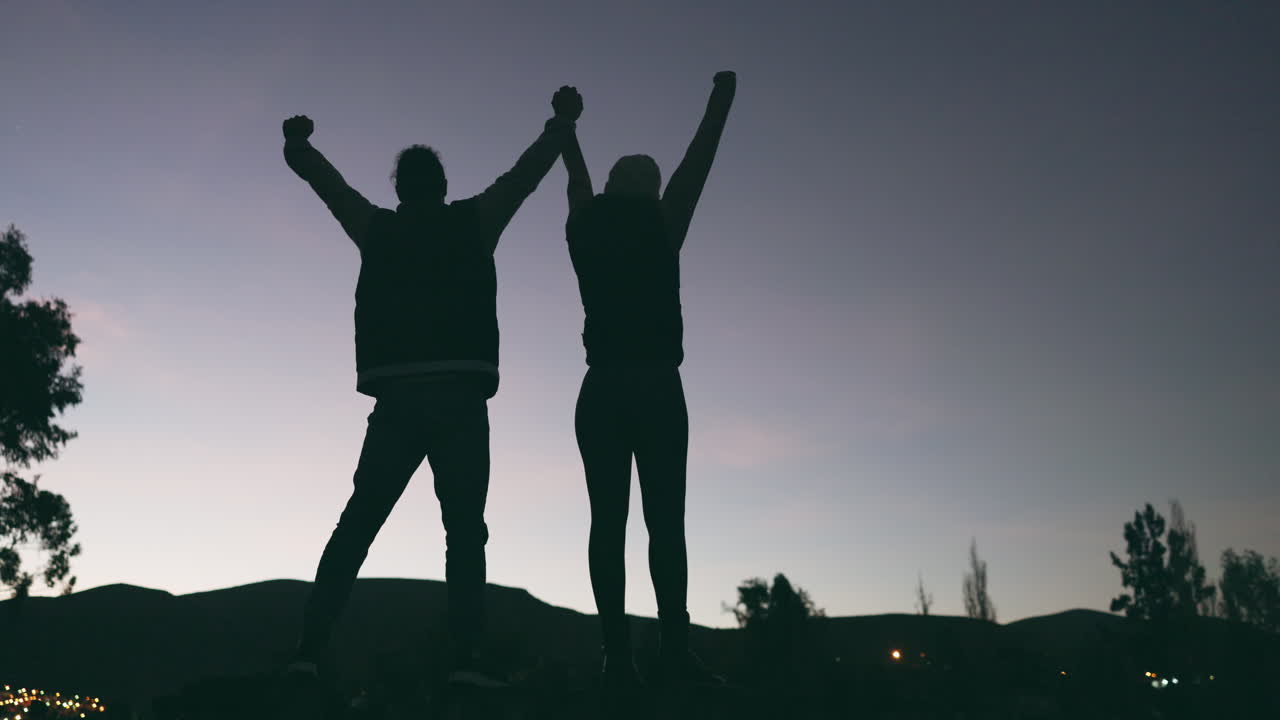 cielo nocturno, pareja y silueta con los brazos levantados