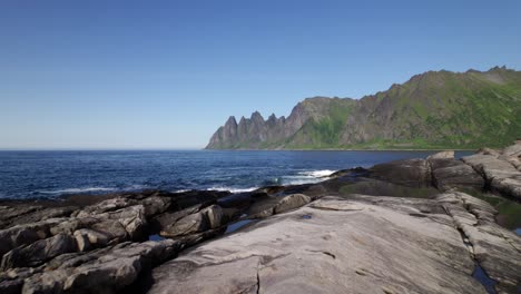 Playa-Rocosa-En-Senja-En-Noruega-Volando-Sobre-La-Playa-Y-El-Mar-Droneshot