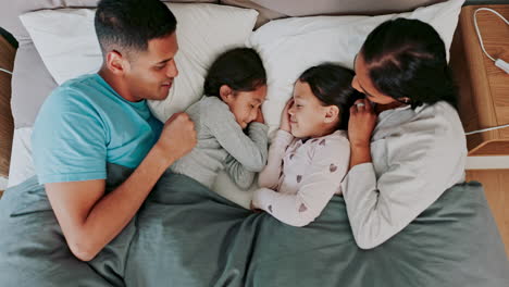 Familie,-Schlafen-Und-Bett-Mit-Kindern-In-Draufsicht