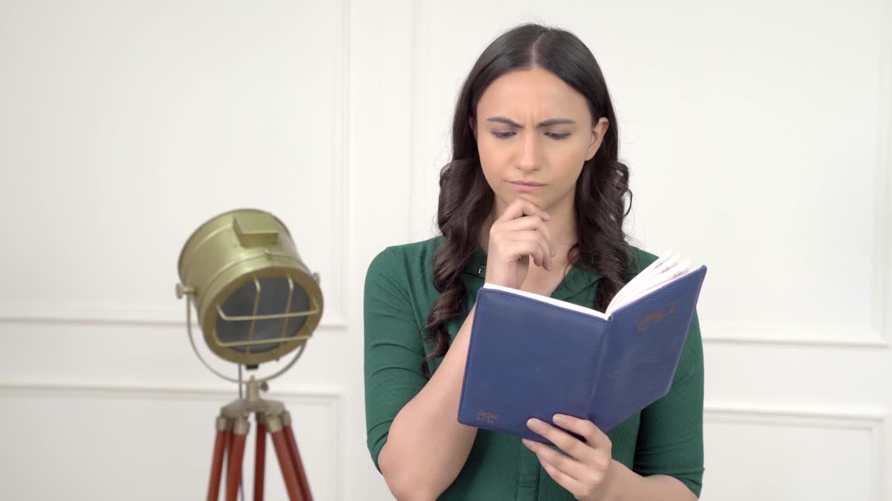 la chica india tiene una idea.