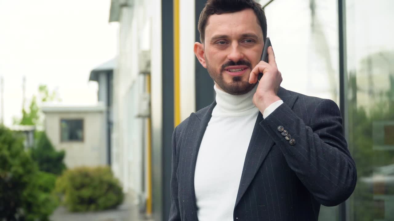 un hombre de negocios está hablando por teléfono cerca del centro de negocios.