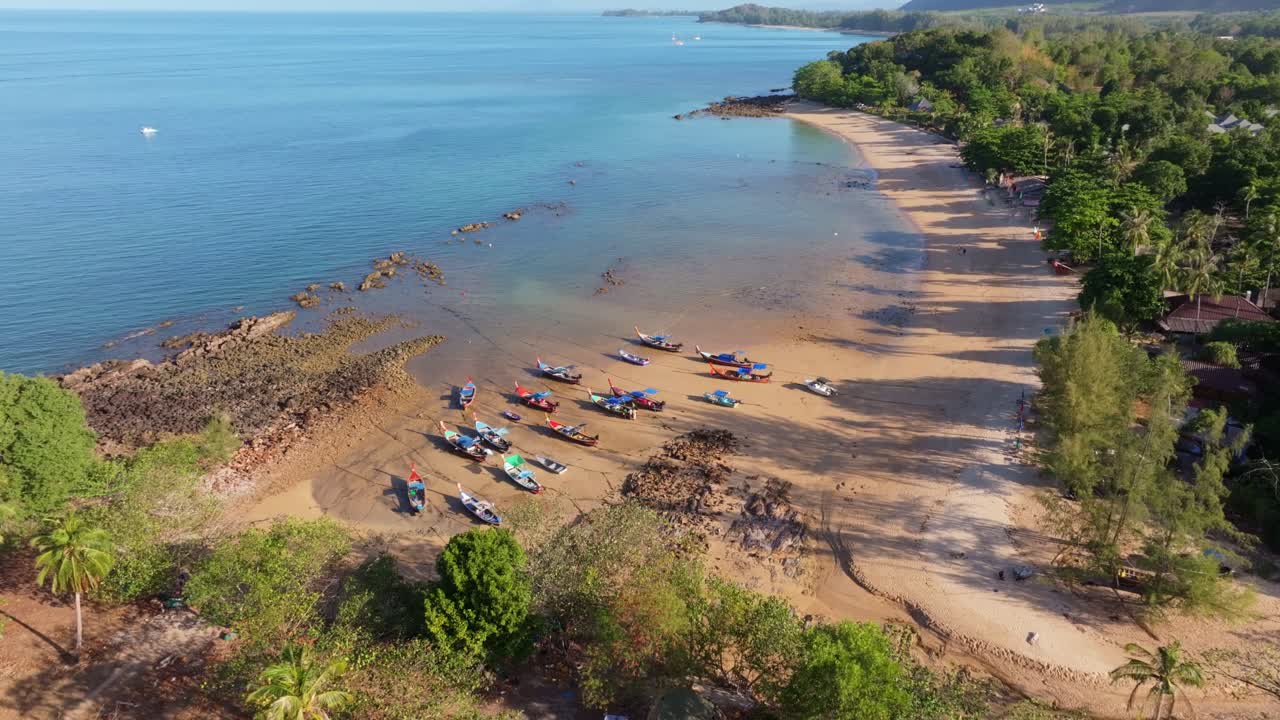 A beleza costeira de praias tranquilas se revela, Tailândia
