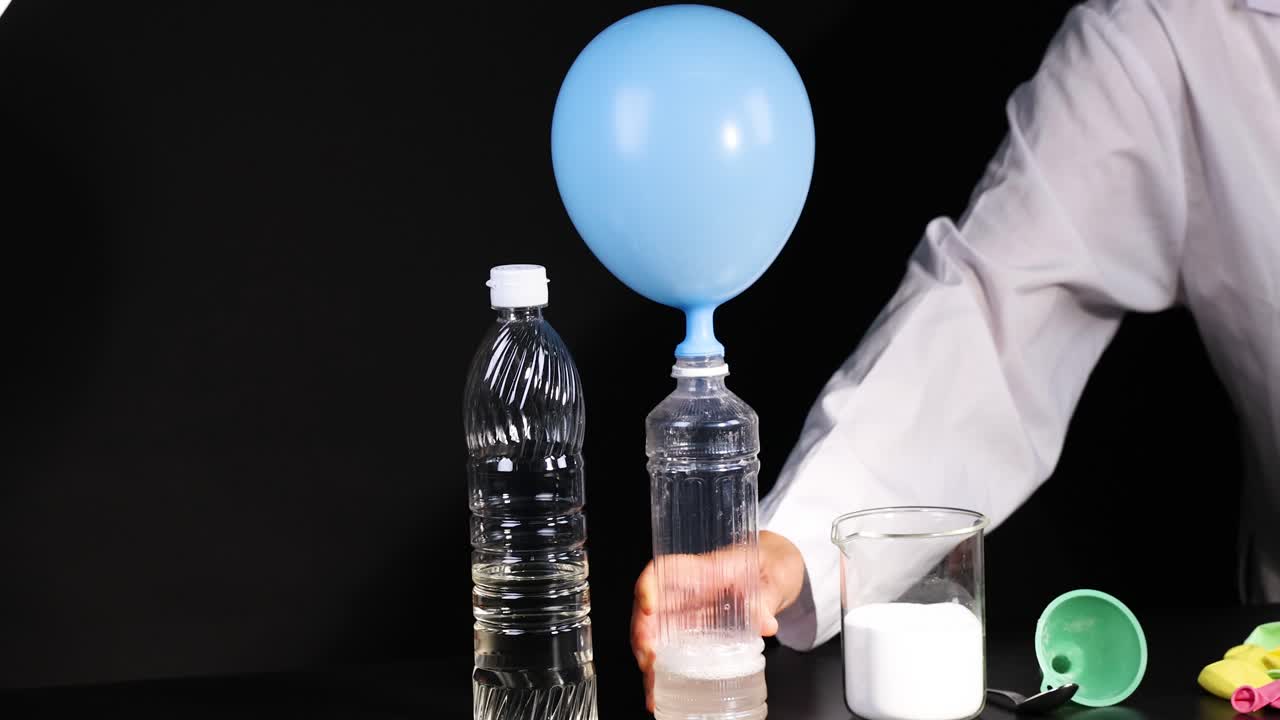 эксперимент с пищевой содой и уксусом в воздушном шаре
